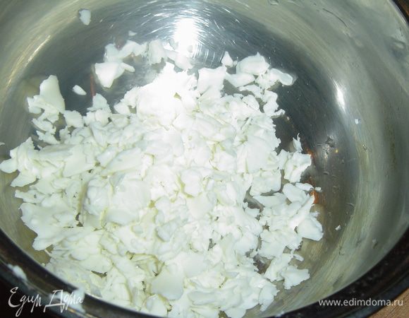 Приготовление кексов начинаем с того, что охлажденный плавленый сырок натираем на терке.