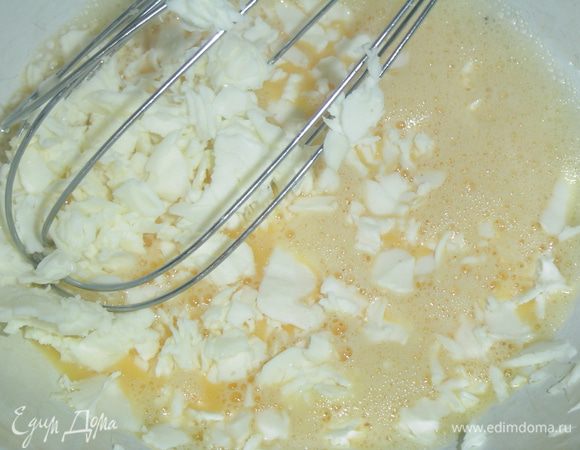 Взбиваем яйца, добавляем плавленый сыр, сахар, просеянную муку с разрыхлителем, соль и в конце сметану, все хорошенько перемешиваем до однородной массы.