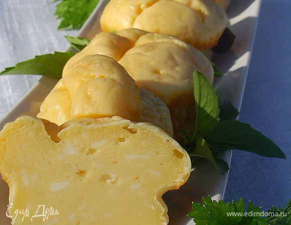 Я не удержалась и сразу с чаем употребила аж три кексика… не могла остановиться.. ооочень вкусно! Это кол-во ингредиентов рассчитано на 6 кексиков.