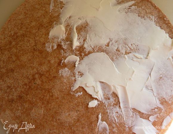 Размазать козий сыр на половину лепешки.
