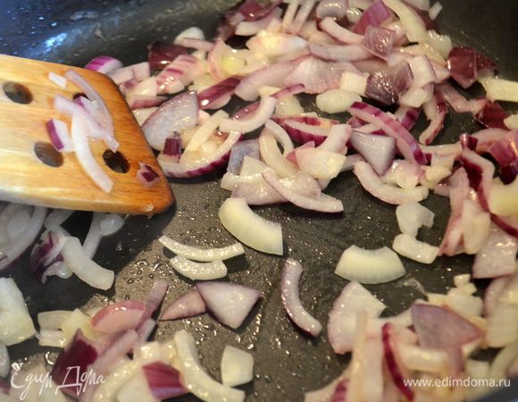 В сотейнике разогреть оливковое масло, выложить в сотейник мелко нарубленный лук.
