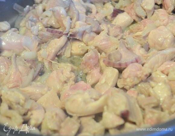 Добавляем к луку мясо и обжариваем все вместе еще 10-15 минут.