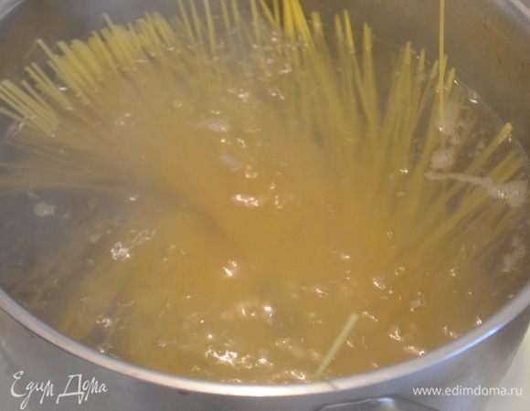 Спагетти отварить до полуготовности в большом количестве кипящей воды. Затем слить с них воду через дуршлаг.