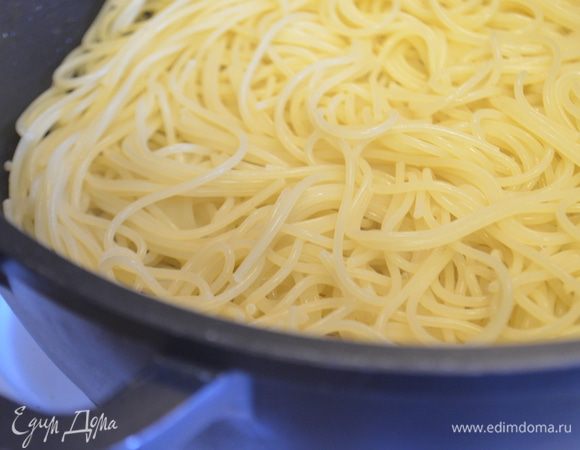 готовые спагетти выкладываем в форму для запекания
