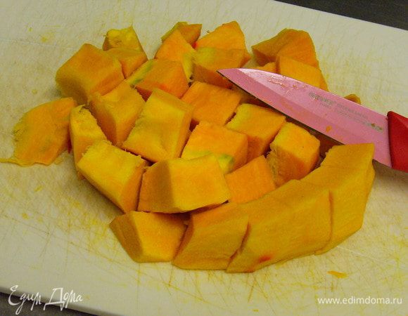 Нарезаем очищенную тыкву крупным кубиком. 