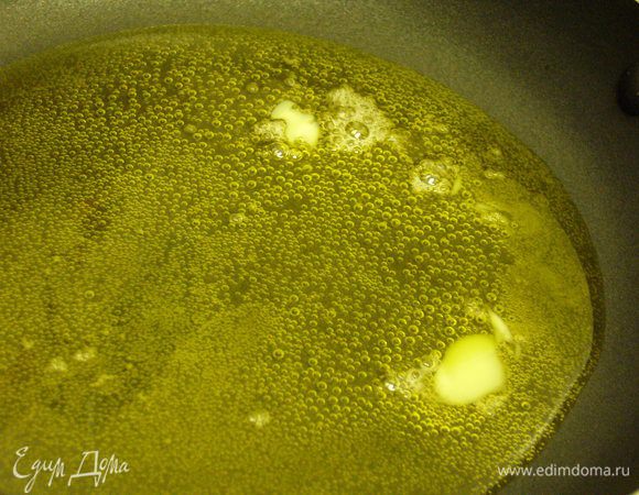 В разогретую сковороду вливаем оливковое масло и отправляем туда же гхи. Даём гхи растопиться.