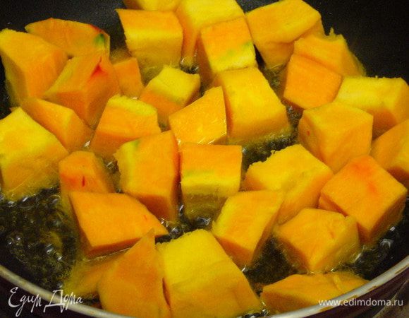 Нарезанную кубиком тыкву обжариваем на смеси масел буквально минуту.