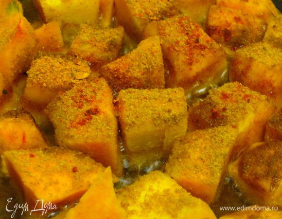 Через полминуты добавляем хариссу, мускатный орех и медовый перец.