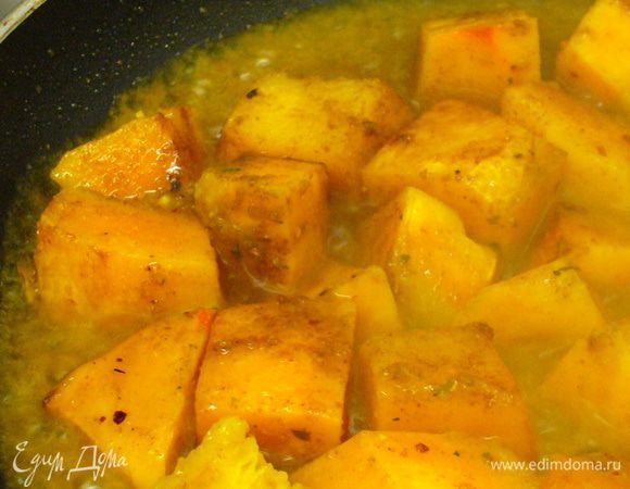 Вливаем в сковороду (или сотейник) горячий овощной бульон. Даём протушиться.