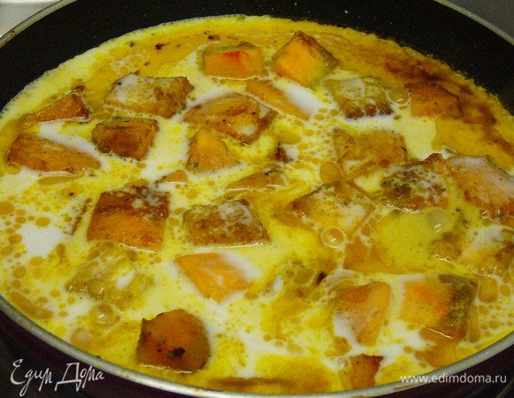 Когда тыква почти готова, добавляем кокосовое молоко. Тушим до готовности.