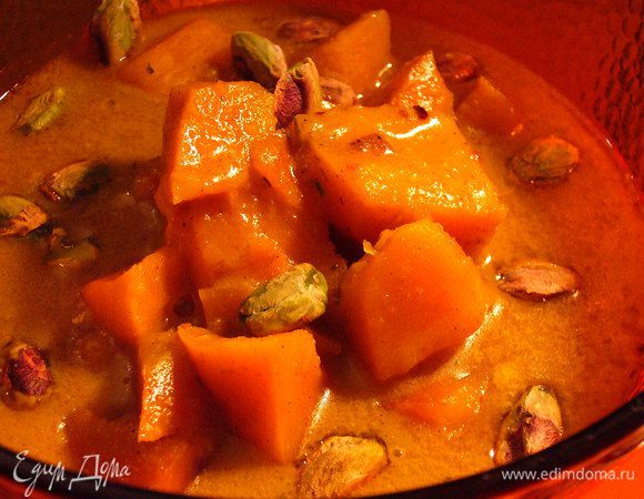 Посыпаем фисташками и наслаждаемся либо просто карри, либо - для любителей пообедать поплотнее - с отварным рисом басмати.