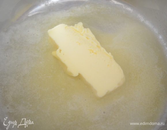 В ковшике растопить сливочное масло на среднем огне.
