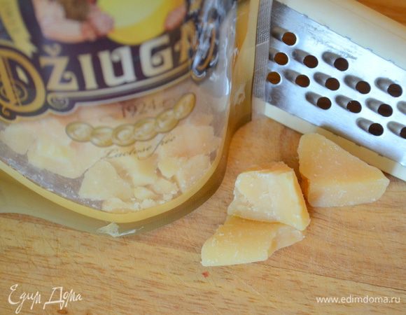 Сыр Джюгас натереть на крупной терке.
