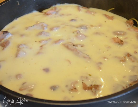 На спагетти выложить обжаренную курицу, чуть посолить, поперчить и залить все белым соусом.
