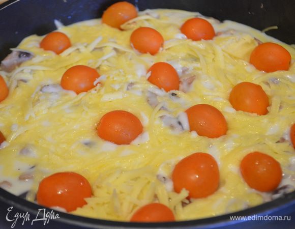 Посыпаем все сыром, раскладываем по поверхности черри. Выпекаем еще 30 минут при 200 гр. - до образования аппетитной румяной корки.
