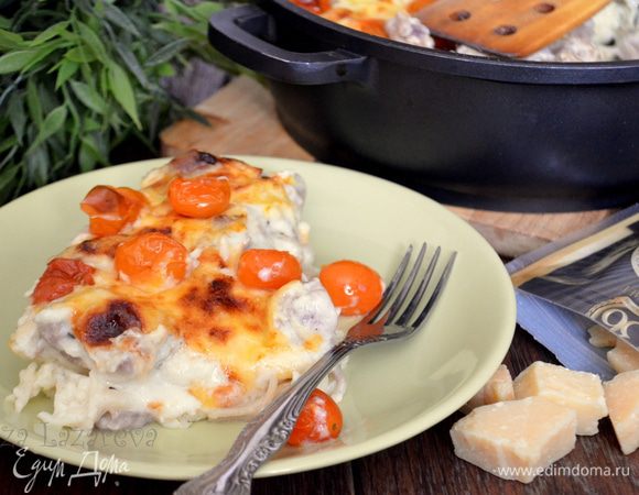 Готовую запеканку нарезать на порции и подавать.
