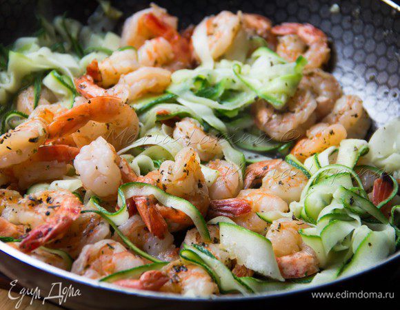 Креветки достанем из сковороды, отправим туда цукини, обжариваем 3 минутки, солим немного. Затем возвращаем креветки, все перемешиваем, добавляем 50 мл воды или бульона, томим минутку и выключаем плиту.