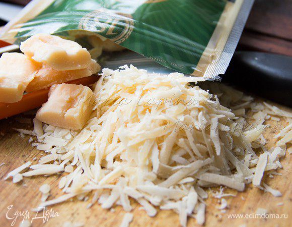 Натираем сыр, да побольше))