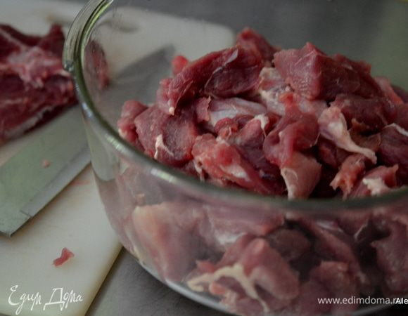 Порезать свинину плечевая часть, на крупные кусочки, жир снять.  Посолить.
