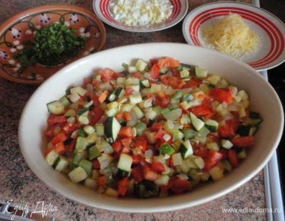 Сливочное масло растопить на сковороде и выложить лук. Прожарить 2 минуты, помешивая, до прозрачности.  Добавить кабачки и пожарить еще 2 минуты. Затем добавить помидоры и тоже не более двух минут пожарить. Посолить, поперчить, добавить специи по вкусу.