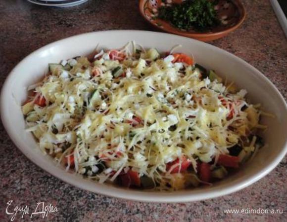 В блюдо для запекания выложить овощи, сверху посыпать рубленым яйцом, затем сыром, полить растительным маслом и запекать в духовке 10 минут.
При подаче на стол  посыпать  зеленью.
