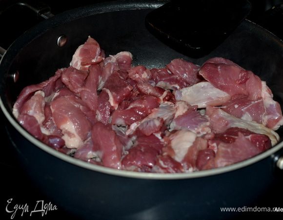 Разогреть большую сковороду, вылить масло, добавить свинину кусочками. И обжаривать со всех сторон. Затем добавить  пиво или воды . Все вместе смешать.