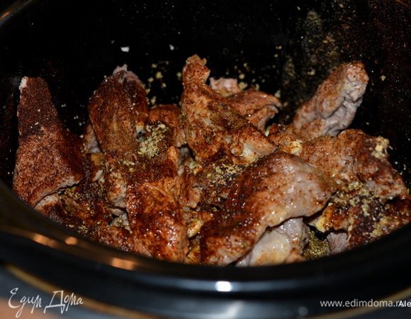 Переложить все в слоукукер или в мультиварку, в кастрюлю с толстым дном.
Добавим все перечисленные следующие 7 ингредиентов. И поставим в режим медленнный в слоукукер 6-8 часов. На плите до 2- 3х часов, маленький огонь. Если в духовке на 150 гр на 2 часа. Мясо будет нежным и разваливаться на части.