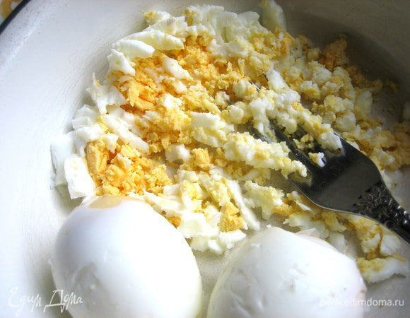 Яйца отварить,остудить и размять вилкой или натереть на тёрке.