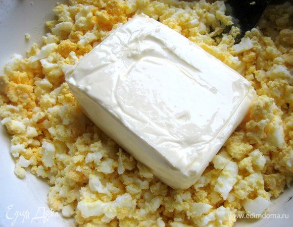 Добавим плавленный сливочный сырок для получения пастообразной структуры. Продолжать растирать вилкой.