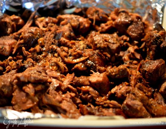 Достанем свинину , выложим в жаропрочное блюдо и поможем его разделить на части вилкой.  Жидкость слить в емкость . Поставить на огонь на 6 мин.
смешать вновь все вместе и поставить под бройл или в духовку на 6 мин.