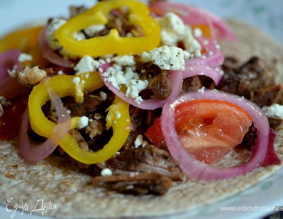 Подаем с лепешками тако или питой. По желанию используем овощи в нарезке, сыр фета или Чеддар. Приятного аппетита.