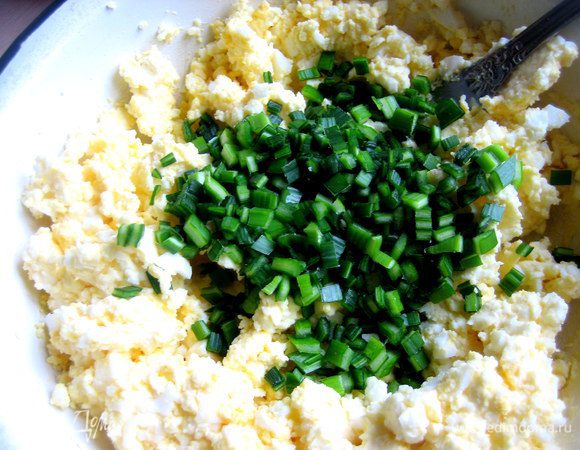 Зелёный лук или зелёную часть лука порея мелко порубить и тоже добавить к массе.