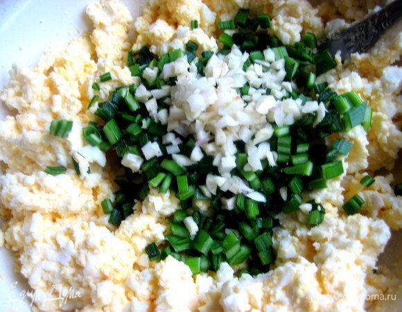 Высыпать к массе.