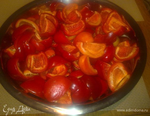 Чистим гогошары от семян, разрезаем их не очень мелко. Я предпочитаю шириной около 4 см.