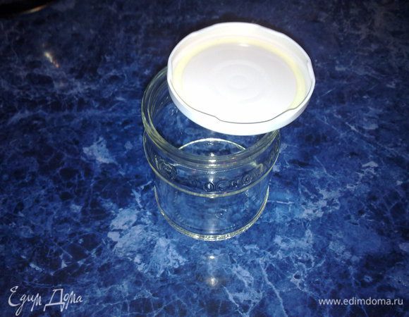 Подготовим банки и крышки. Моем их тщательно. 
Затем,  наливаем в одну из банок немного уксуса, закрываем крышкой и хорошо ополаскиваем. Переливаем уксус в след. банку и повторяем эту процедуру с каждой банкой. Все банки накрыты крышкой и ждут пока каждую наполнят гогошарами. 
В этом году я использовала банки с закручивающимися крышками. Но можно использовать и обычные крышки, которые закрываем закаткой.