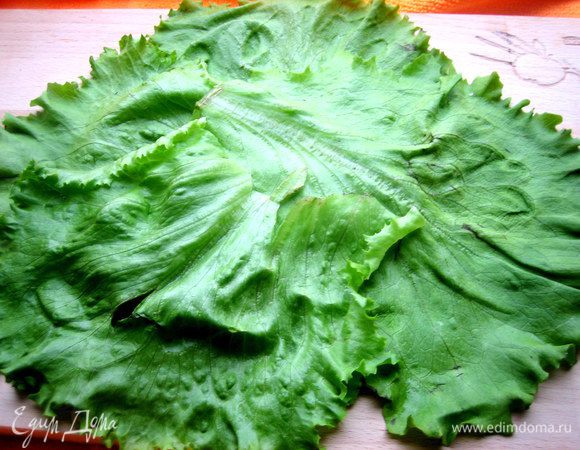 Стелим на тарелку листья салата без жёстких оснований.