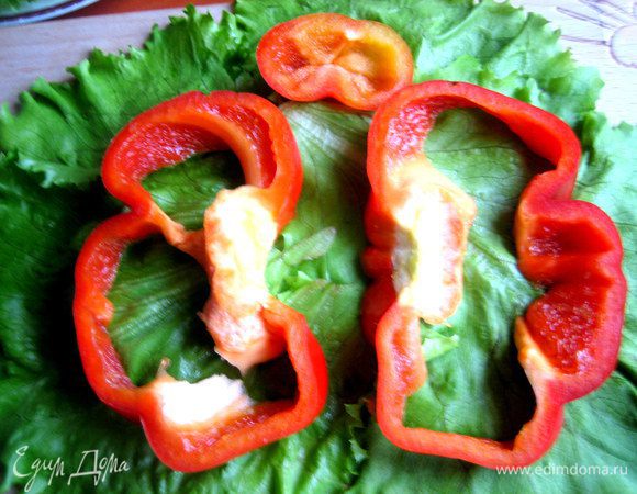 Чистим от семян дольки перца, не разрезая до конца.