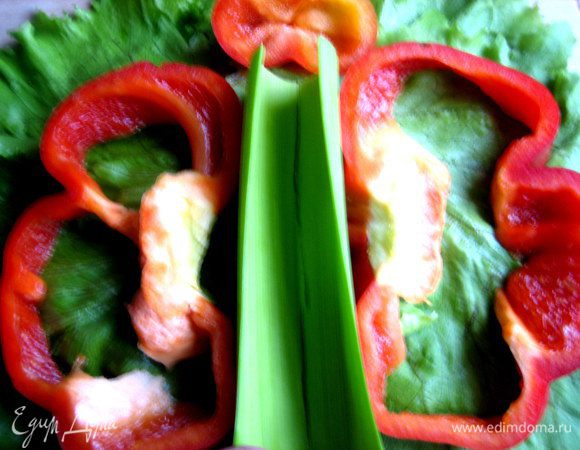 Для имитации тела бабочки берём лист лука порея и отрезаем нужной длины.