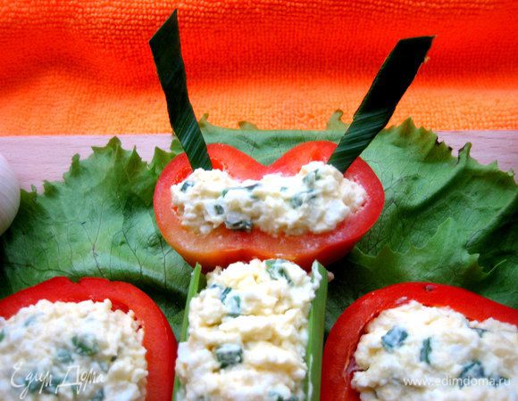 Голова бабочки-это отрезанный конец перца, а усики вырезаем опять из порея))