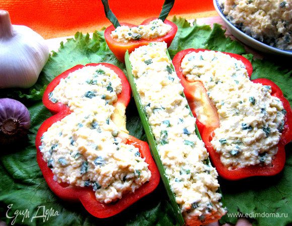 Как кушать? Когда салат постоял в холодильнике, он отлично держит форму и можно поднимать перчик вместе с салатом и кушать, как закуску))) Приятного аппетита!!!