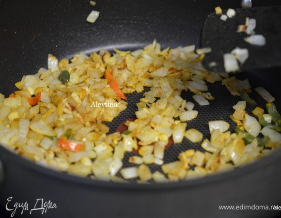 Помидоры свежие 3 шт. разрезать вдоль , очистить от семян и нарезать на кубики. Или используем томаты баночные в соку, порезанные кубиками.
Обжарить лук в 1 ст л. оливкового масла до мягкости, 4-5 минут. Добавить измельчённые чеснок, имбирь и острый перчик по желанию, обжарить 1 минуту. Добавить молотый тмин и куркума, обжарить 30 секунд.
