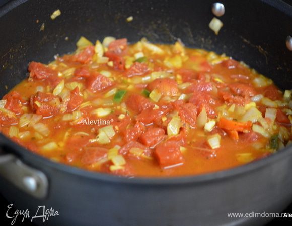 Добавить помидоры, воду и сахар. Довести до кипения, убавить огонь и тушить 5-7 минут, до небольшого загустения.