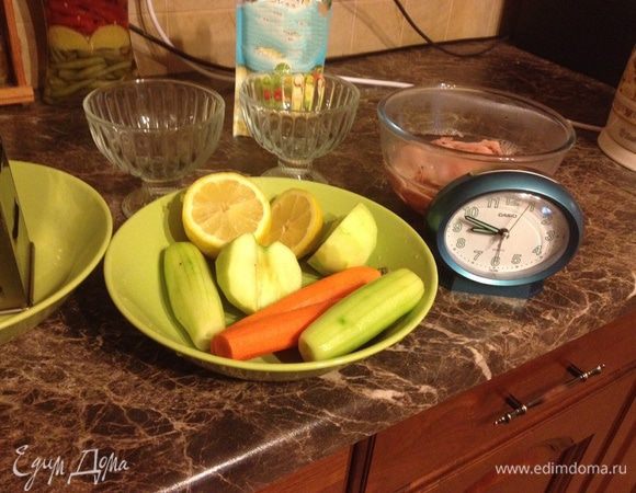 Огурцы порезать мелко
Морковь натереть на средней терке
Яблоко натереть на крупной терке, сбрызнуты соком лимона
Креветки почистить, если у вас, как и у меня, нечищенные