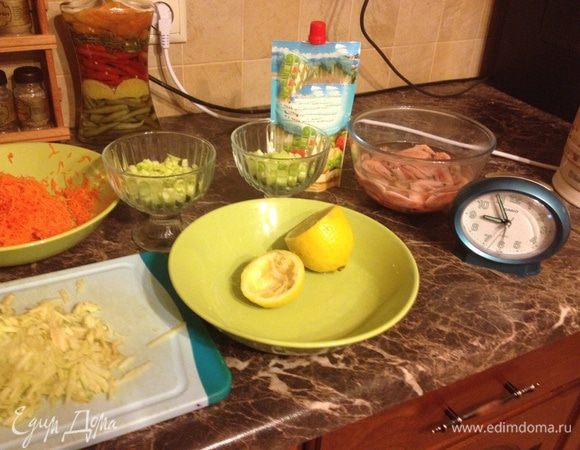 Собираем салатик в креманках:
Слой 1: огурцы, смазать майонезом
Слой 2: морковь, смазать майонезом
Слой 3: Яблочко
Слой 4: креветки
