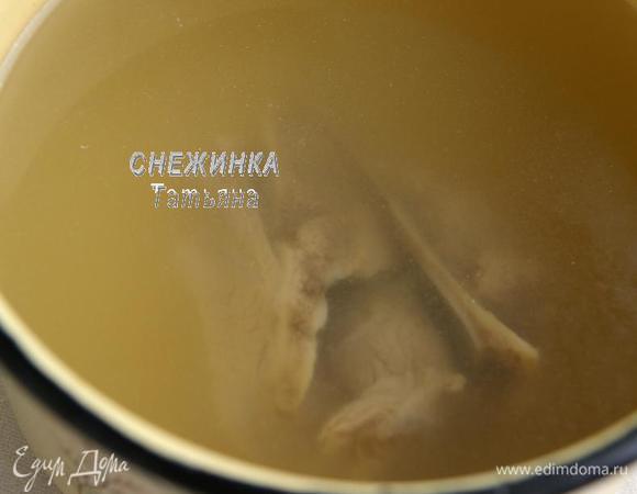 Рёбра заливаем водой, ставим на огонь. Когда закипит, сливаем воду, мясо и кастрюлю промываем, заливаем рёбра чистой водой (800 мл) и ставим варить на 35-40 минут. Затем рёбра вынимаем.