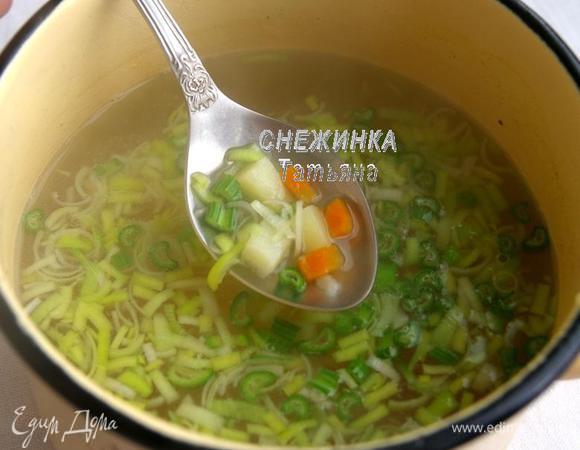 Картофель и морковь нарезаем небольшим кубиком. Кладём в бульон, варим 5 минут. Нарезаем полукольцами порей и сельдерей небольшими дольками. Также отправляем в кастрюлю, варим все овощи ещё 5 минут.