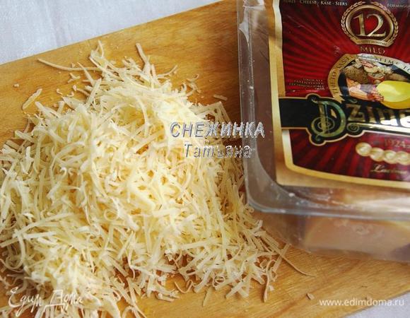 Для клёцок натираем сыр Джюгас на тёрке в мелкую стружку. Немного оставляем для посыпания супа после приготовления.