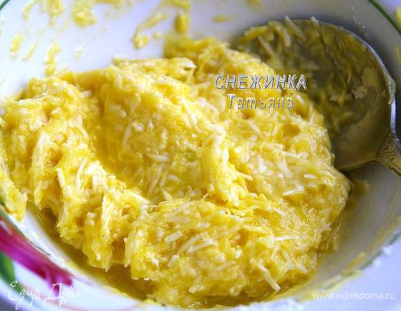 Добавляем муку. Вымешиваем массу. Муки может понадобиться и больше, всё зависит от величины яйца, от того, насколько хорошо Вы отжали кабачок. Тесто не должно быть крутым, оно нежное, но держит форму.