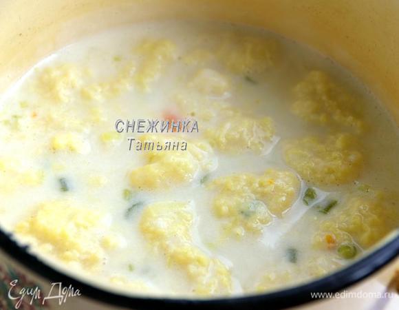 Чайной ложечкой берём полученную массу и выкладываем в кипящий суп. Варим пару минут до всплытия клёцок.