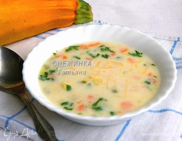 Петрушку мелко нарезаем и добавляем в суп. Выключаем и подаём, присыпав слегка сыром Джюгас. 

